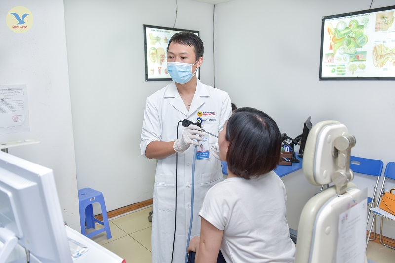 Sau khi thăm khám, bác sĩ kê thuốc và hướng dẫn người bệnh hướng điều trị phù hợp