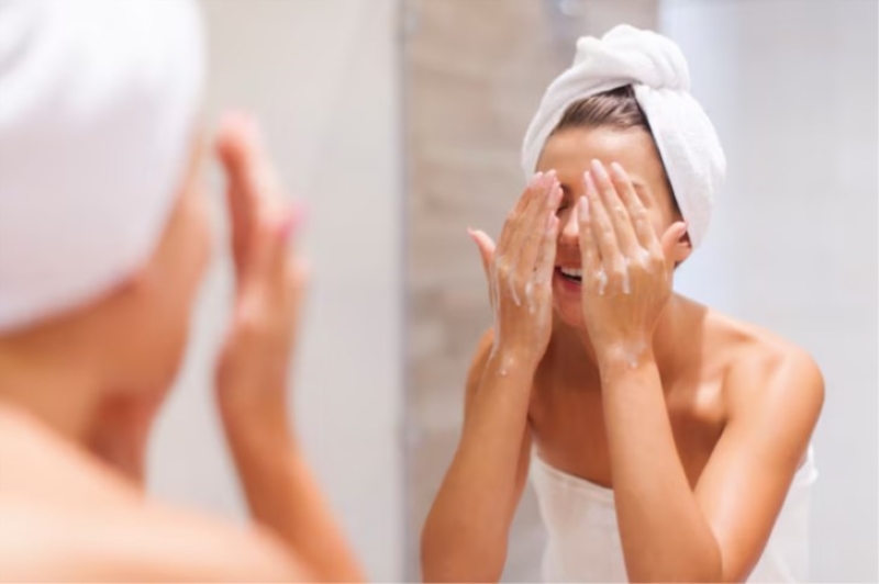 Để tránh tình trạng mụn, việc làm sạch da đúng cách đóng vai trò quan trọng 