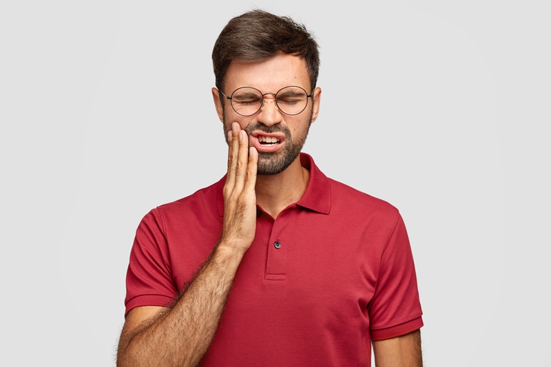 Đau nhức là biểu hiện phổ biến của tình trạng áp xe răng