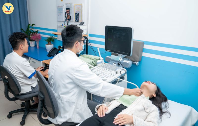 Bạn đọc cần chủ động thăm khám nếu tình trạng xuất hiện hạch cổ kèm theo sốt cao kéo dài