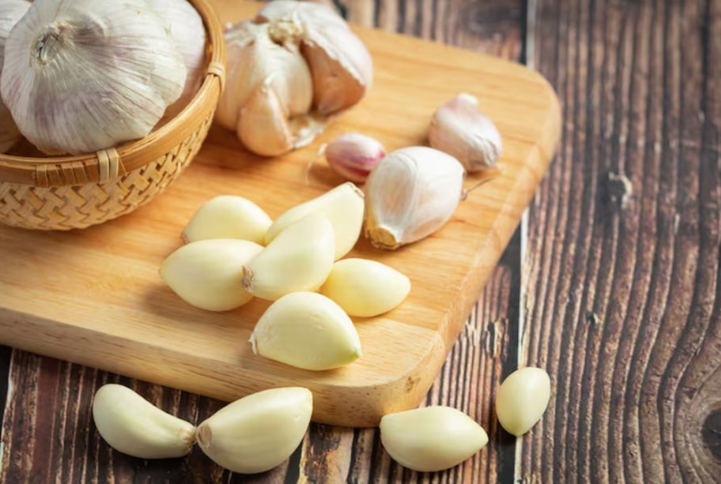 Sử dụng tỏi tươi là một trong các bài thuốc dân gian chữa hạch ở cổ