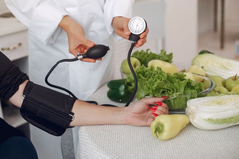 Nước cần tây hỗ trợ hạ huyết áp bảo vệ tim mạch