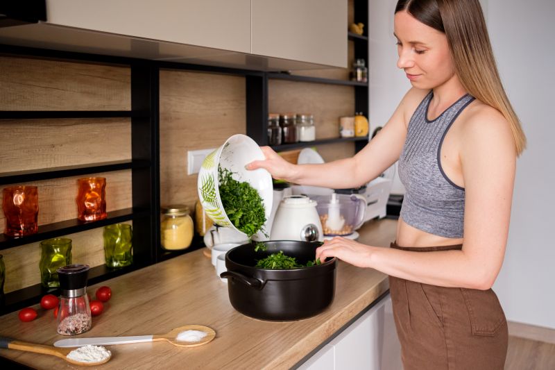 Nước cần tây nấu cùng một số nguyên liệu tự nhiên dễ uống hơn