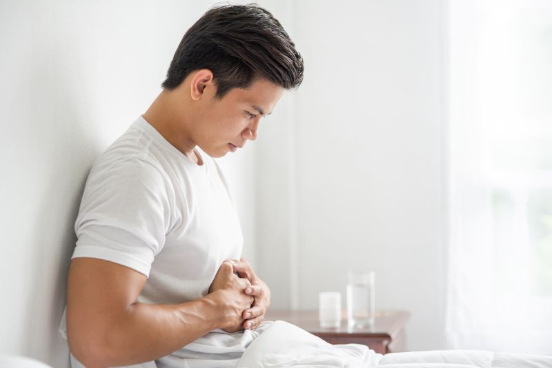 Uống rau om với nước dừa hỗ trợ giảm co thắt, chống viêm đường tiêu hóa