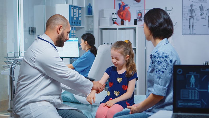 Trẻ bị rung giật cơ lành tính vẫn cần duy trì khám định kỳ để theo dõi tiến triển
