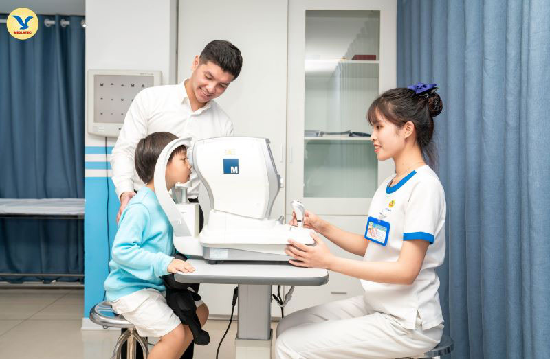Trẻ có biểu hiện bất thường tại mắt cần sớm được bác sĩ khám chuyên khoa thăm khám 