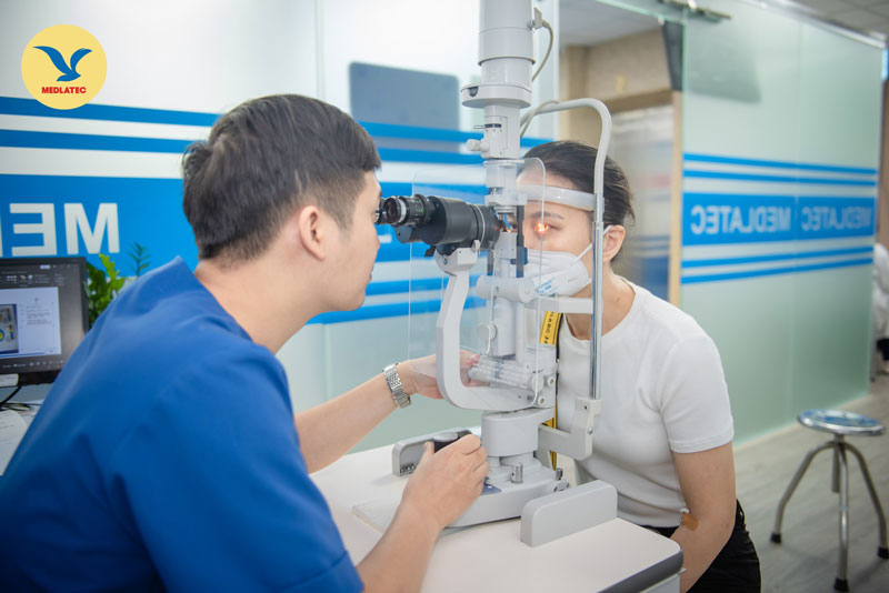 Bệnh nhân bị chắp mắt gây khó nhìn cần được thăm khám chuyên khoa