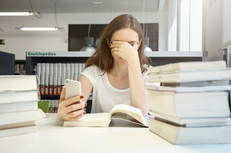 Thoái hóa điểm vàng khiến người bệnh nhanh mỏi mắt, khó nhìn điện thoại