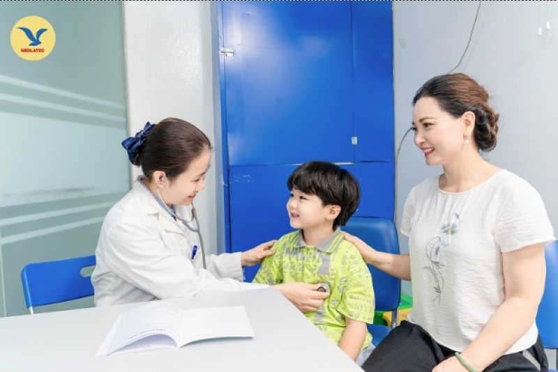 Cha mẹ nên chủ động đưa trẻ thăm khám nếu có dấu hiệu bất thường  