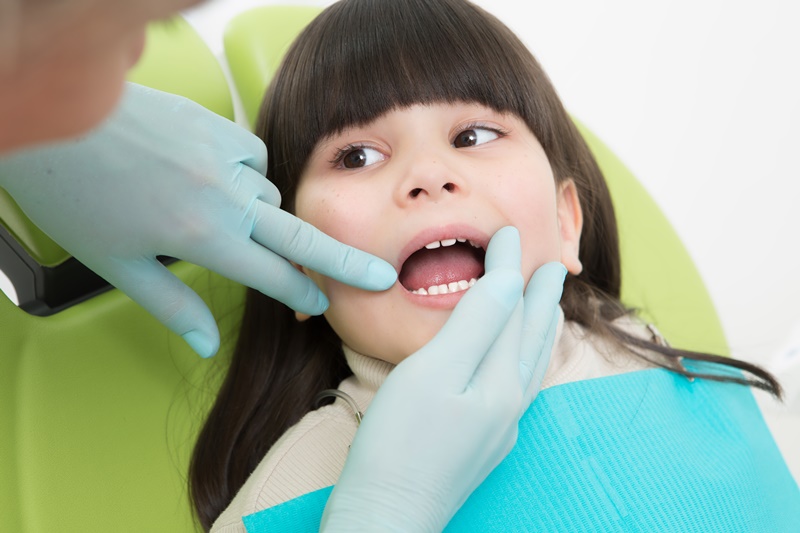 Phụ huynh không nên chủ quan khi nhận thấy trẻ có biểu hiện nghi ngờ áp xe răng