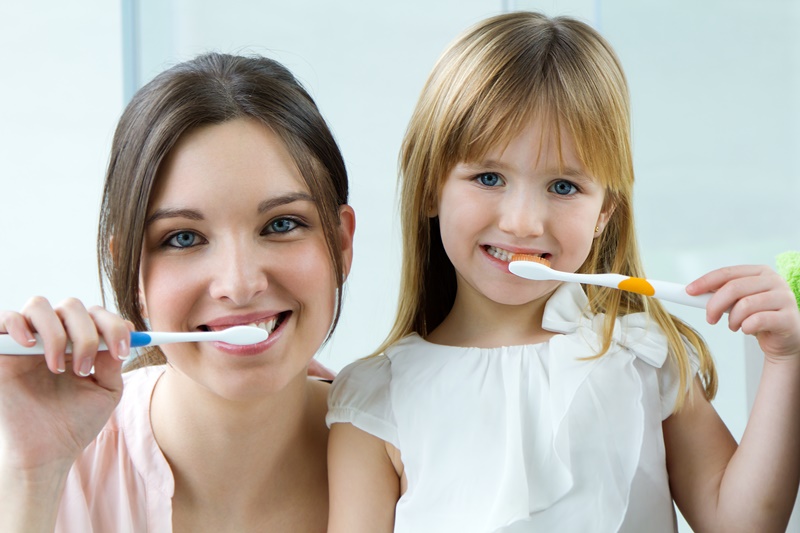 Vệ sinh răng miệng mỗi ngày có thể giúp trẻ phòng ngừa áp xe răng
