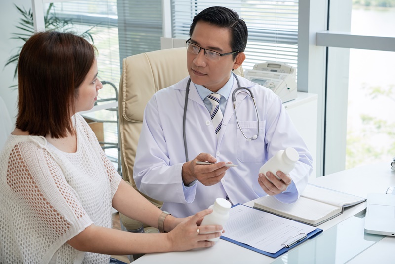 Bác sĩ sẽ thăm khám và chỉ định phác đồ điều trị phù hợp cho người bệnh 