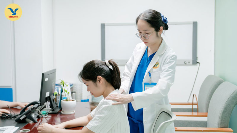 Người bệnh nên thăm khám bác sĩ để có phác đồ điều trị gai cột sống lưng phù hợp