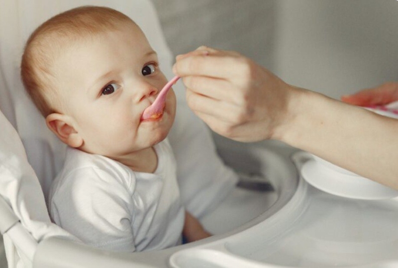 Thời điểm và tần suất cho trẻ ăn cháo tôm khoai lang là thắc mắc của nhiều cha mẹ 