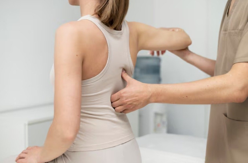Việc điều trị cong vẹo cột sống ở trẻ cần được xem xét nhiều yếu tố 