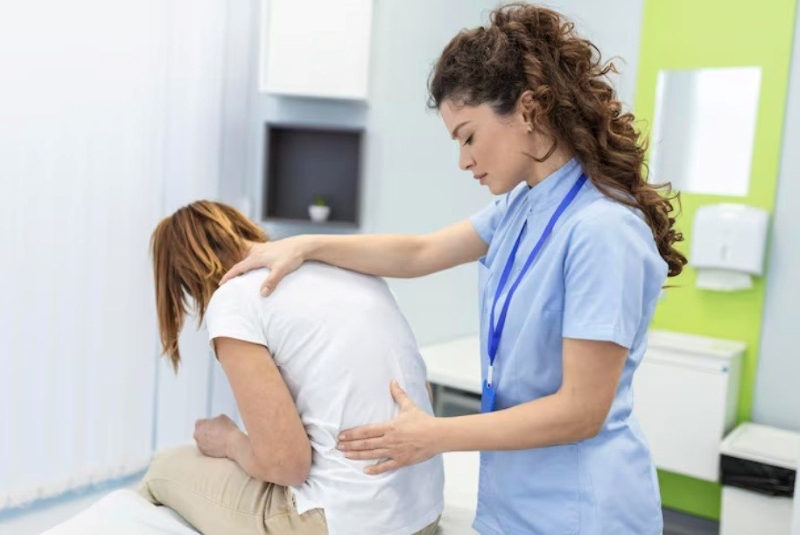 Cong vẹo cột sống ở trẻ có thể bắt nguồn từ nhiều nguyên nhân 