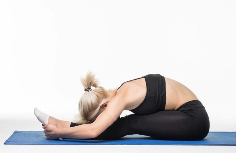 Bài tập tư thế cuộn người Pilates là một trong những bài tập đau dây thần kinh liên sườn hiệu quả 
