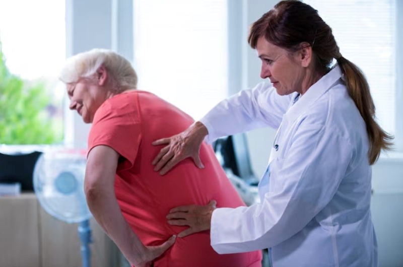 Thoái hóa cột sống có thể là nguyên nhân dẫn tới tình trạng đau dây thần kinh liên sườn 
