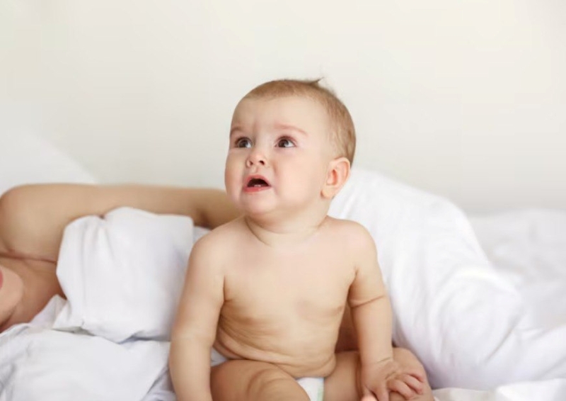Tràn dịch màng tinh hoàn là một trong những nguyên nhân khiến tinh hoàn của bé bị sưng một bên