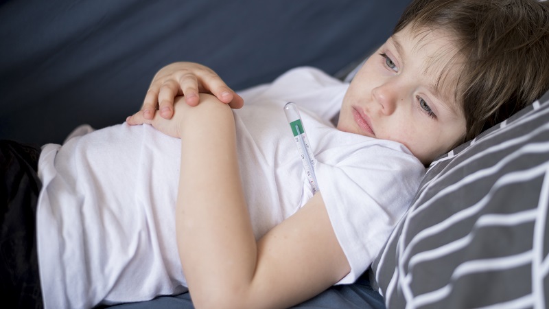 Sốt là triệu chứng phổ biến, thường xuất hiện đầu tiên khi trẻ nhiễm Adenovirus