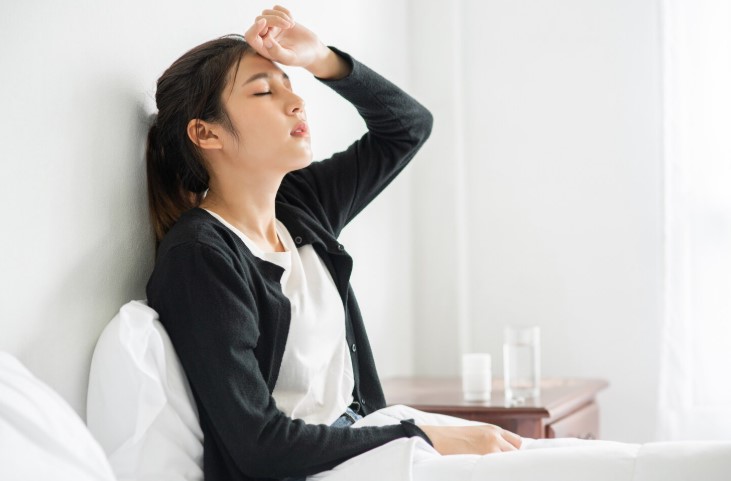 Thăm khám kịp thời nếu tình trạng rụng tóc đi kèm triệu chứng mệt mỏi kéo dài 
