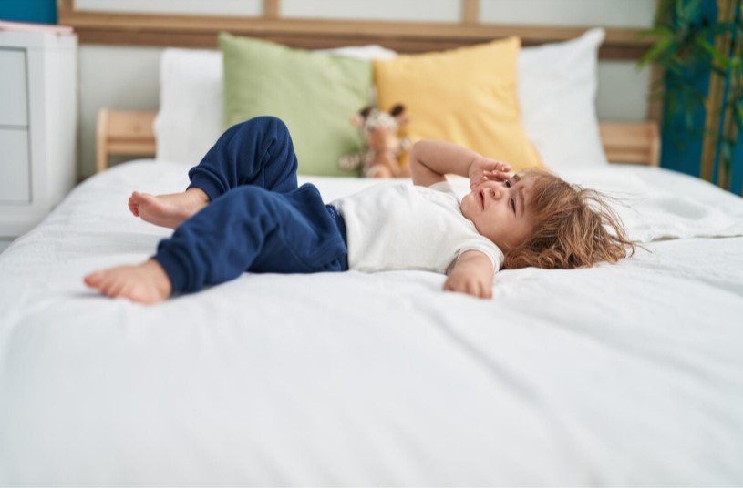Sự thay đổi trong môi trường sống có thể khiến trẻ 2 tuổi ngủ hay giật mình khóc thét​