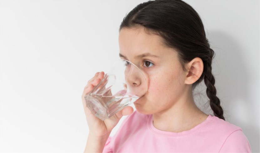 Cha mẹ cần lưu ý bù nước đầy đủ cho trẻ