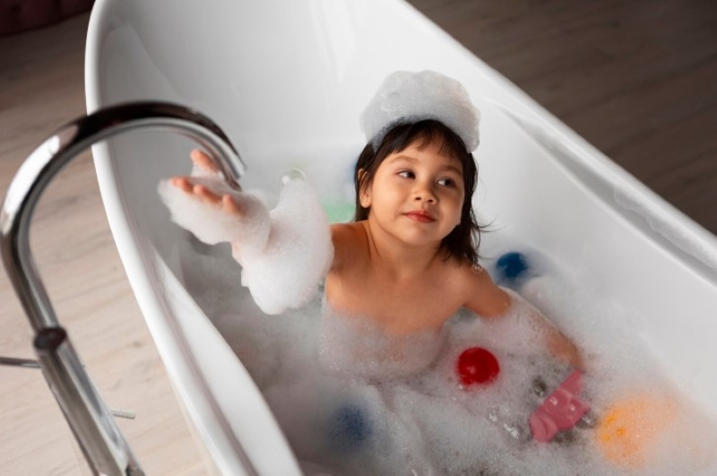 Trẻ bị hắt hơi, sổ mũi có nên tắm không là điều nhiều cha mẹ quan tâm   