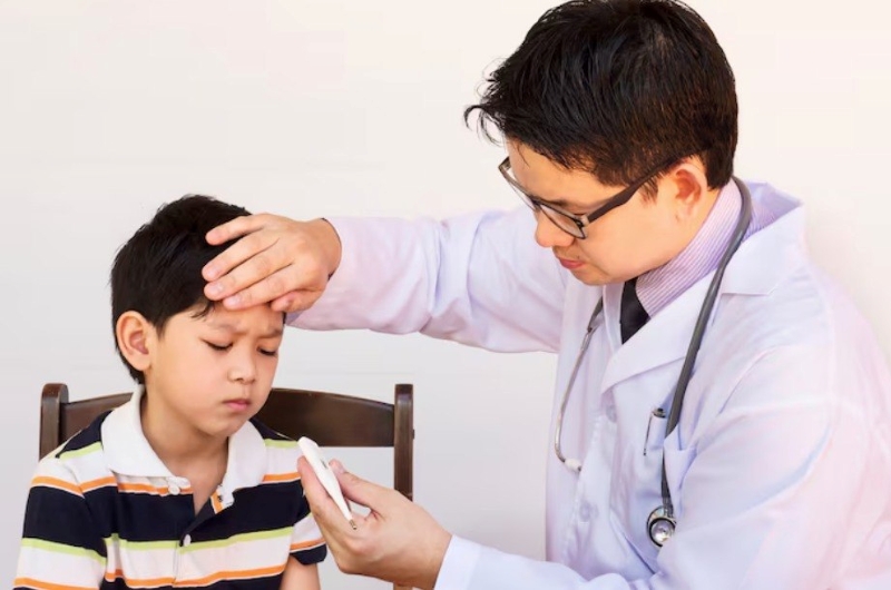 Kiểm soát tốt tình trạng sốt và cơn ngứa của trẻ bằng thuốc theo chỉ định của bác sĩ 