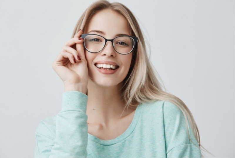Người có độ cận 1.5 độ có thể cần phải đeo kính trong một số trường hợp 