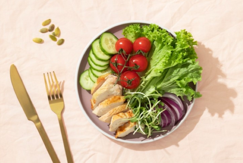 Xây dựng và duy trì chế độ dinh dưỡng, sinh hoạt lành mạnh để kiểm soát tốt cân nặng