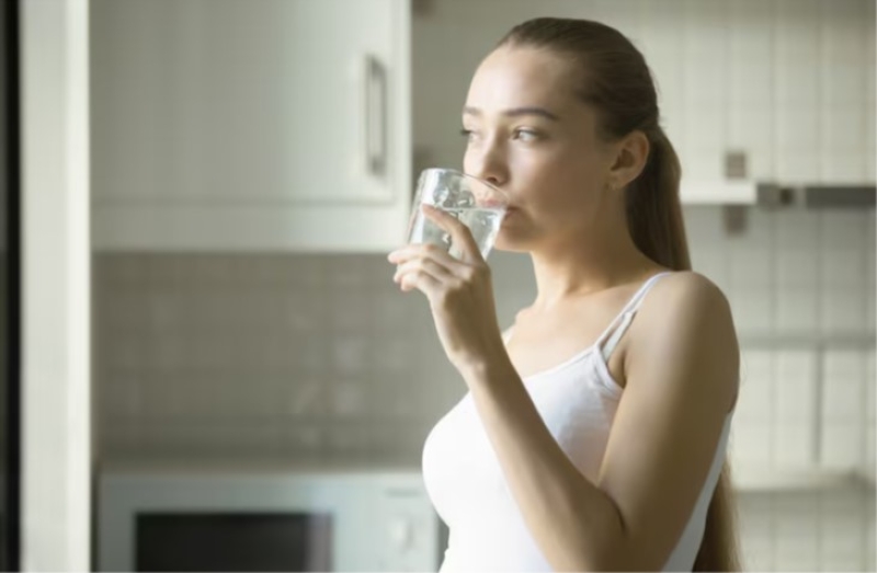 Uống đủ nước để hỗ trợ thận hoạt động hiệu quả