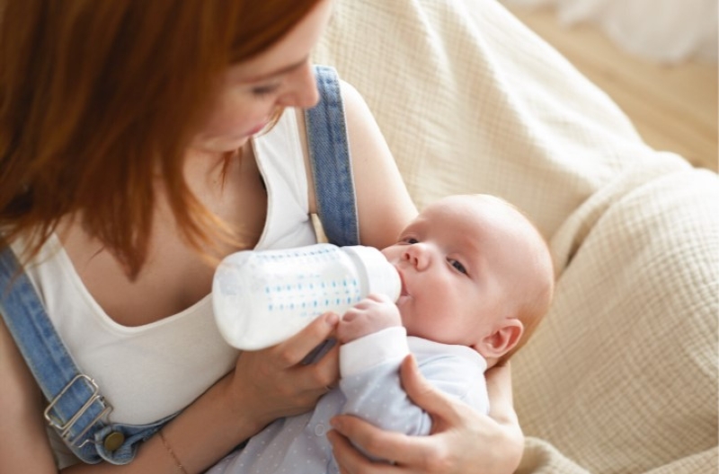 Cha mẹ cần đảm bảo trẻ được cung cấp đủ nước trong thời gian trẻ bỏ bú