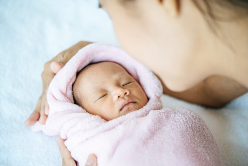 Có nên quấn trẻ sơ sinh khi ngủ không - câu trả lời là có