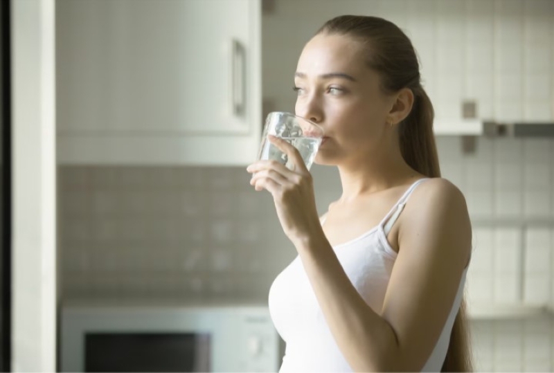 Uống đủ nước để hỗ trợ tốt quá trình đào thải của cơ thể
