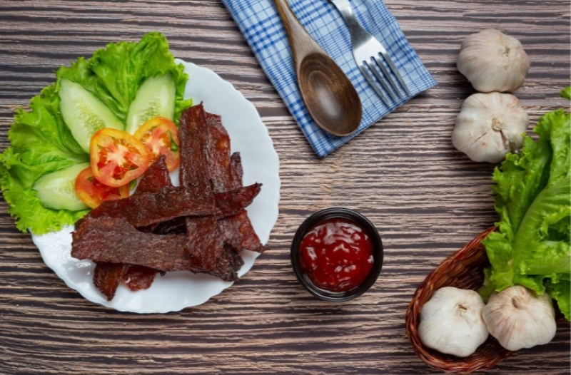 Người bệnh ung thư không nên sử dụng thịt bò chế biến sẵn