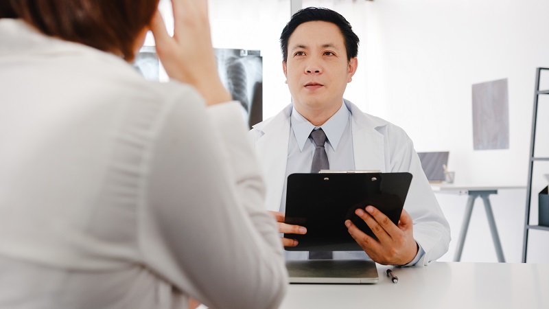 Bác sĩ trong quá trình giải thích với người thân bệnh nhân về hội chứng Guillain-Barre và tỷ lệ phục hồi