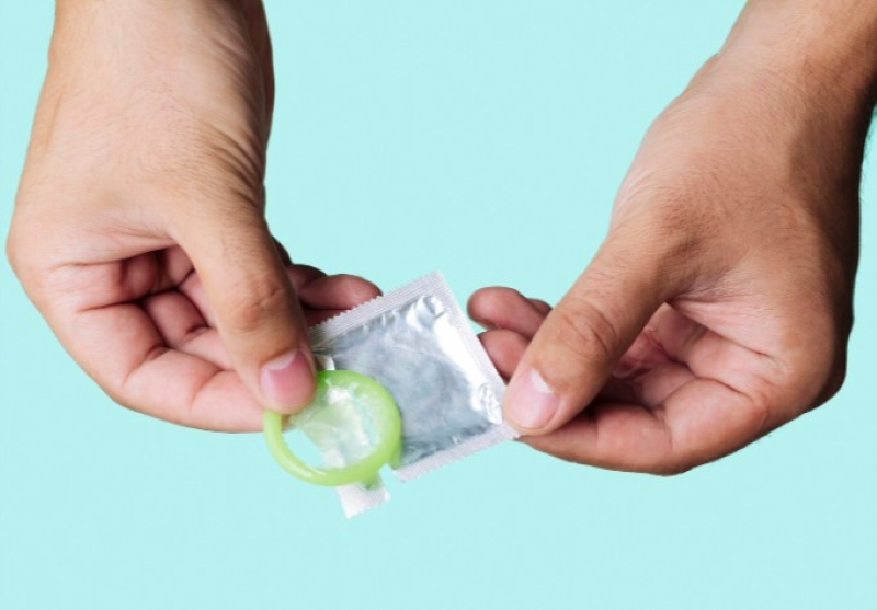 Sử dụng bao cao su là một trong những cách quan hệ đồng giới an toàn cho nam 
