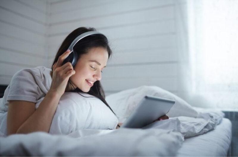 Nhiều người đeo tai nghe khi khi ngủ để cảm thấy thư giãn và dễ đi vào giấc ngủ 