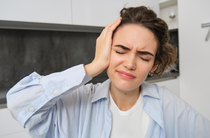 Đeo tai nghe khi ngủ có thể gây ảnh hưởng đến thính giác 