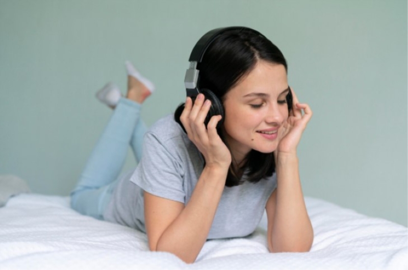 Điều chỉnh âm lượng vừa phải khi sử dụng tai nghe 