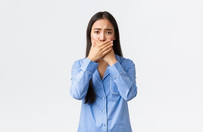 Khô miệng có thể là nguyên nhân gây ra tình trạng hơi thở có mùi kim loại 