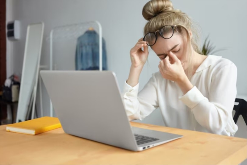 Mắt phải hoạt động trong thời gian liên tục gây ra tình trạng mắt bị dại