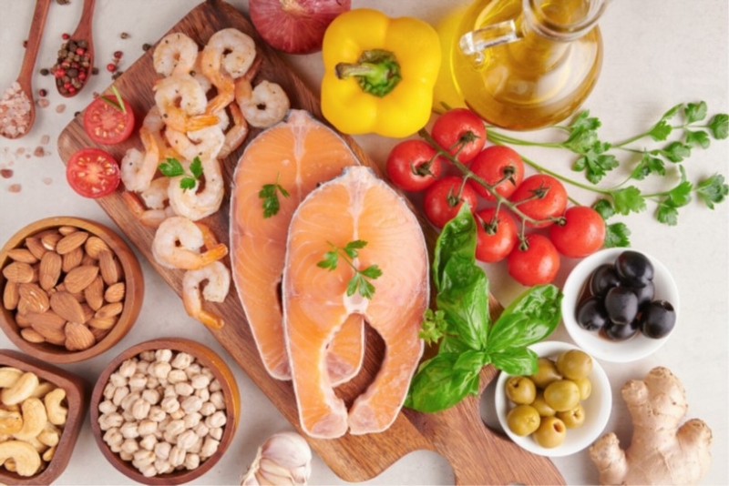 Ưu tiên các nhóm thực phẩm giàu vitamin và khoáng chất để hỗ trợ tốt quá trình phục hồi của cơ thể 