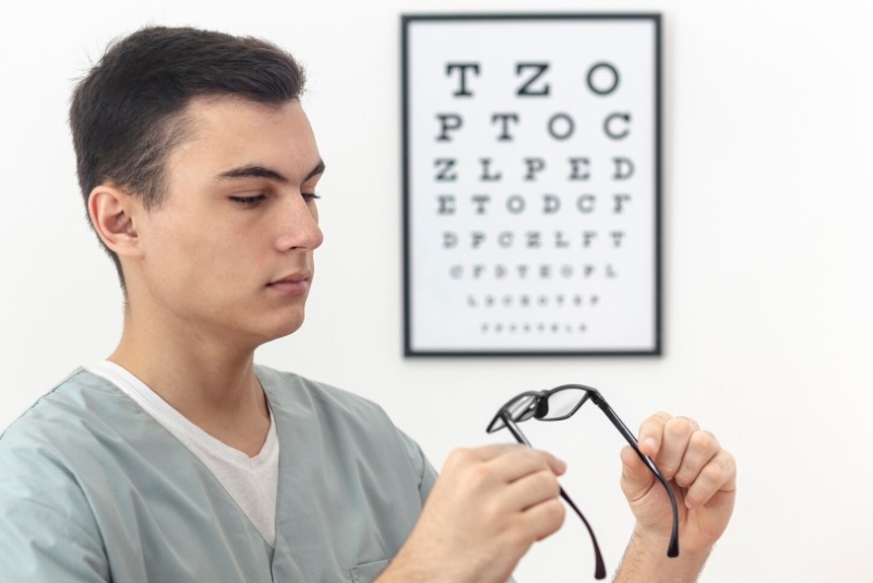 Kiểm tra thị lực bằng bảng đo Snellen là phương pháp phổ biến giúp kiểm tra độ cận thị