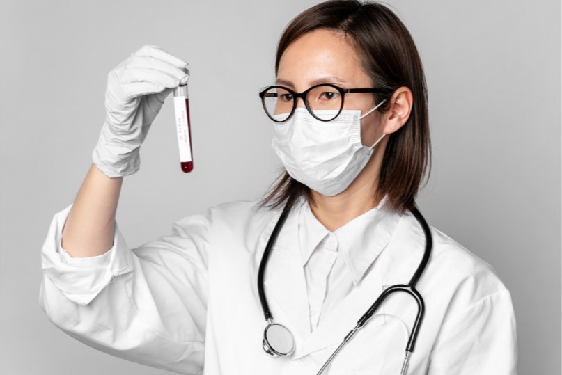 Thông tin cho bác sĩ một cách chi tiết về tình hình sức khỏe trước khi thực hiện xét nghiệm