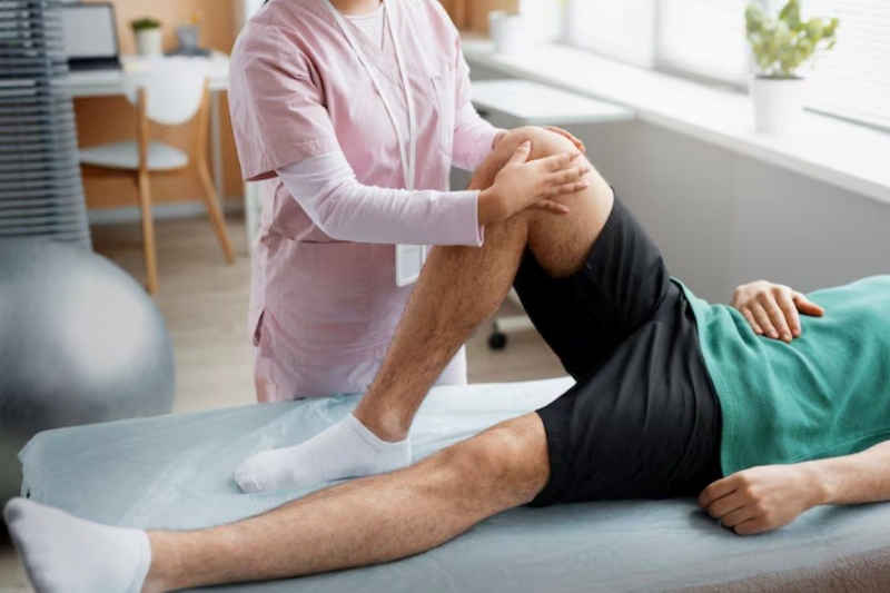 Tập luyện phục hồi là giai đoạn quan trọng trong quá trình điều trị đứt gân bánh chè