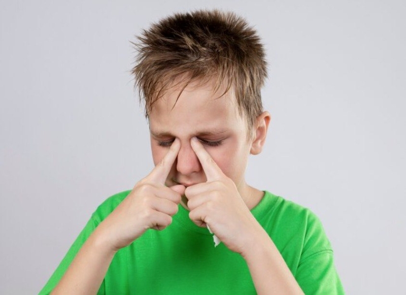 Cảm lạnh là một trong những nguyên nhân phổ biến gây ra tình trạng nghẹt mũi ở trẻ 