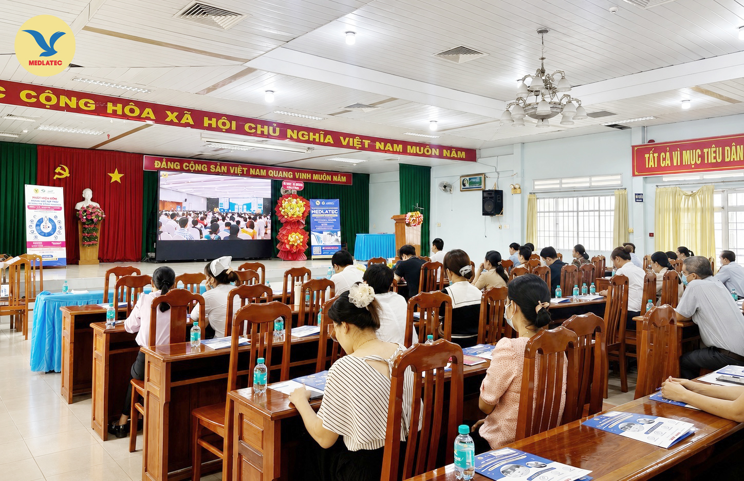 Quang cảnh hội nghị tại hội trường Bệnh viện Đa khoa khu vực Nguyễn Văn Thủ