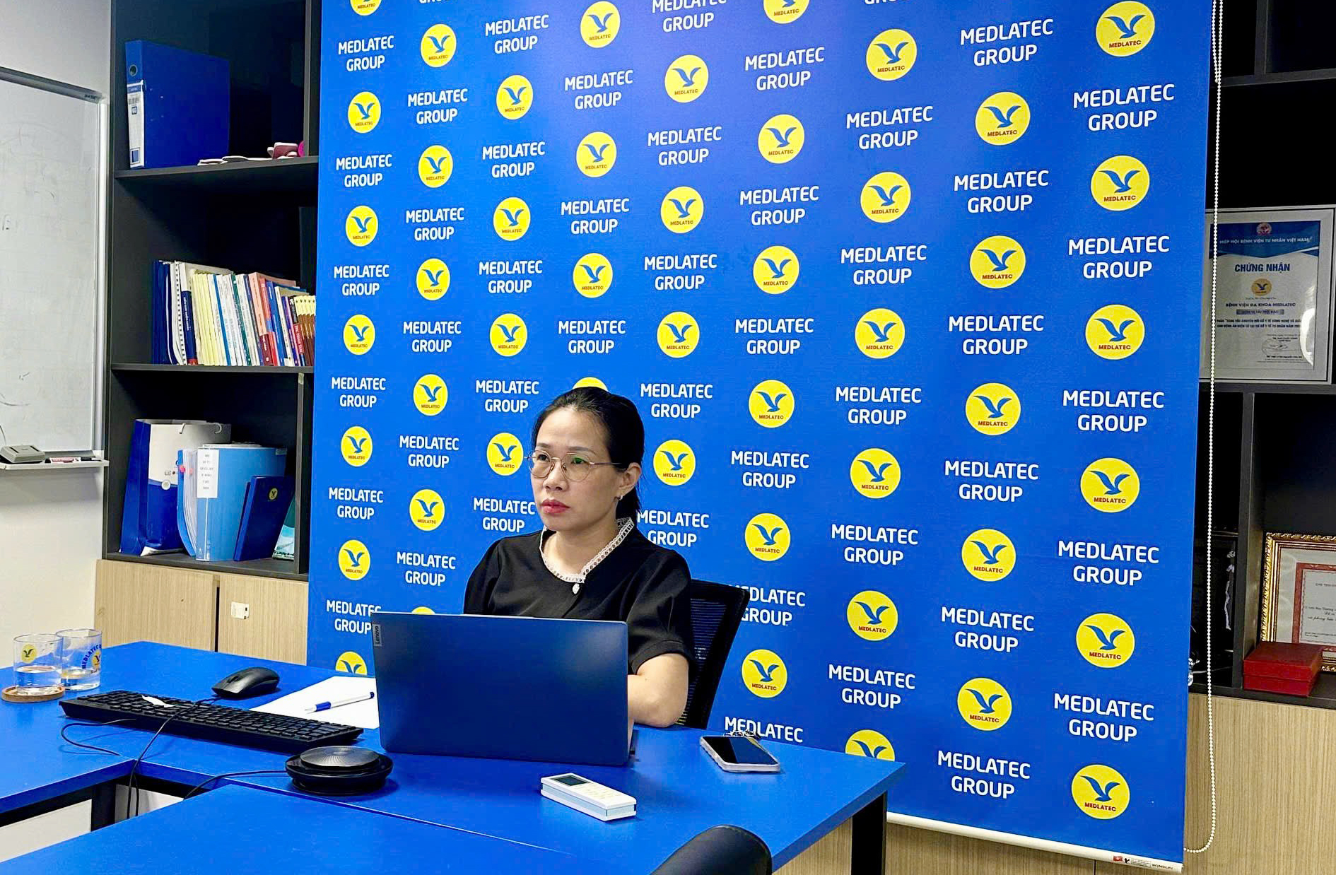 ThS.BS Nguyễn Thị Hiền – Trưởng Chuyên khoa Sản, Hệ thống Y tế MEDLATEC báo cáo chuyên môn bằng hình thức trực tuyến